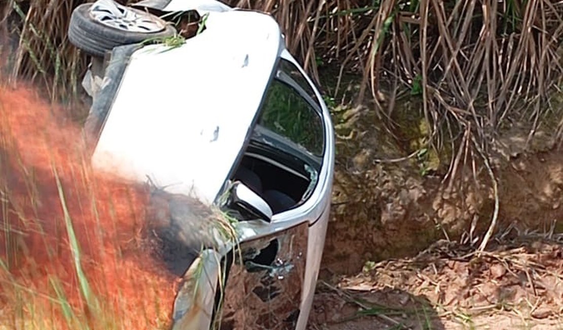 Carro capota, pega fogo e provoca incêndio em vegetação na BR-104, em Alagoas