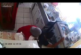 Câmera de segurança flagra assassinato ocorrido ontem no bairro Baixa Grande, em Arapiraca