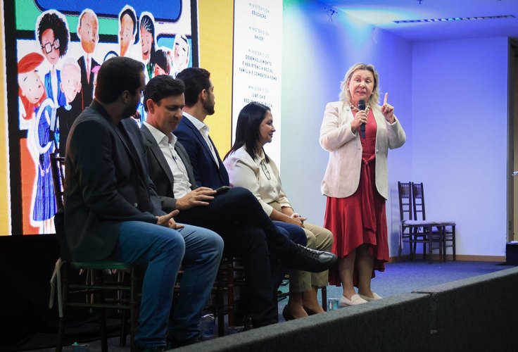 Governo de Alagoas e Presidência da República debatem uso de telas por crianças