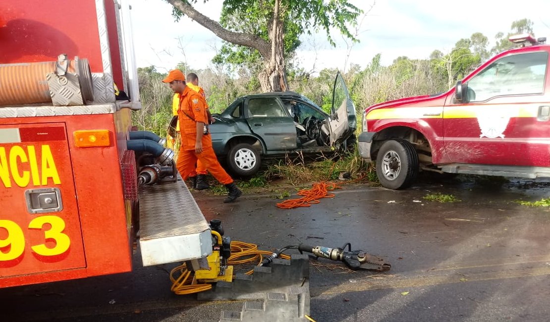 Morre segunda vítima de grave colisão de carro em árvore em Penedo