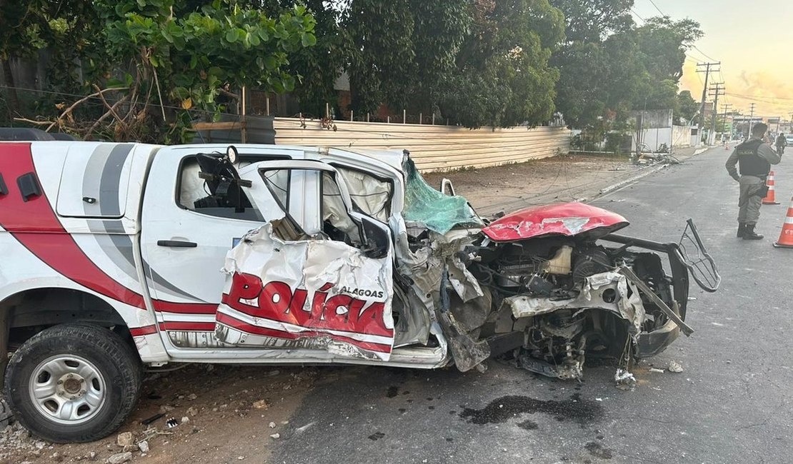 Policial militar fica ferido em acidente com viatura durante perseguição em Maceió