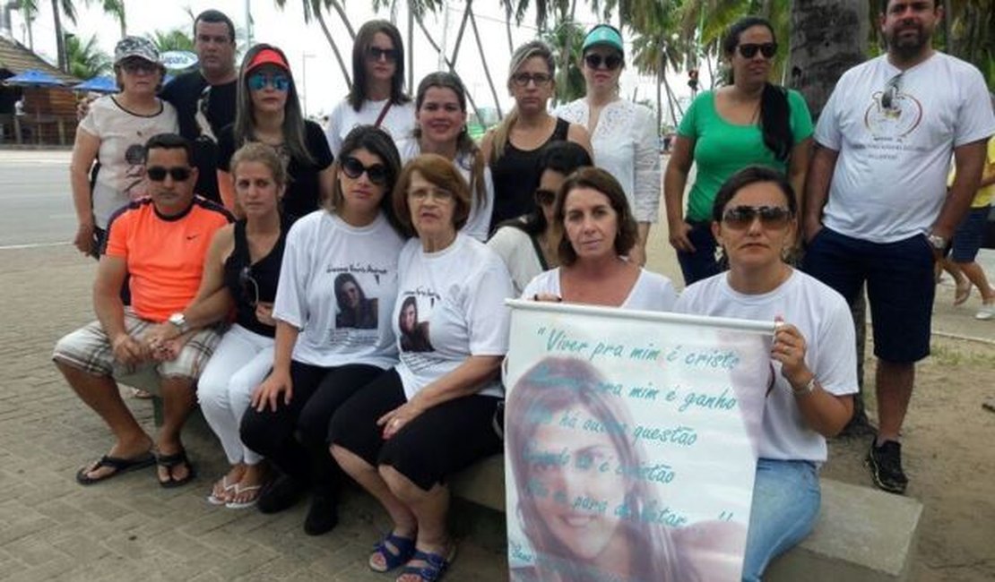 Familiares de Giovanna Tenório fazem protesto e pedem novo juri