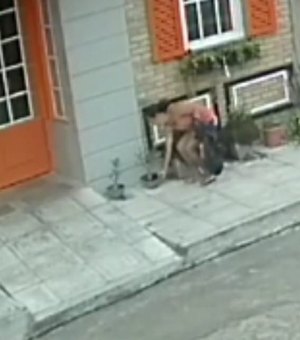 Mulher furta planta na frente de residência em Arapiraca; assista ao vídeo