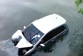 Homem perde controle do carro e veículo cai de ponte no Litoral Alagoano