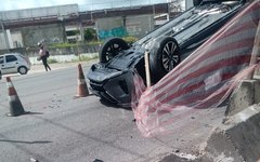 Carro capota na Avenida Menino Marcelo, em Maceió