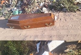 Populares encontram caixão abandonado em estrada vicinal de Palmeira dos Índios