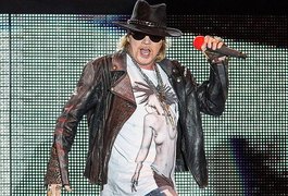 Axl Rose, vocalista do Guns N'Roses, é acusado de agressão sexual