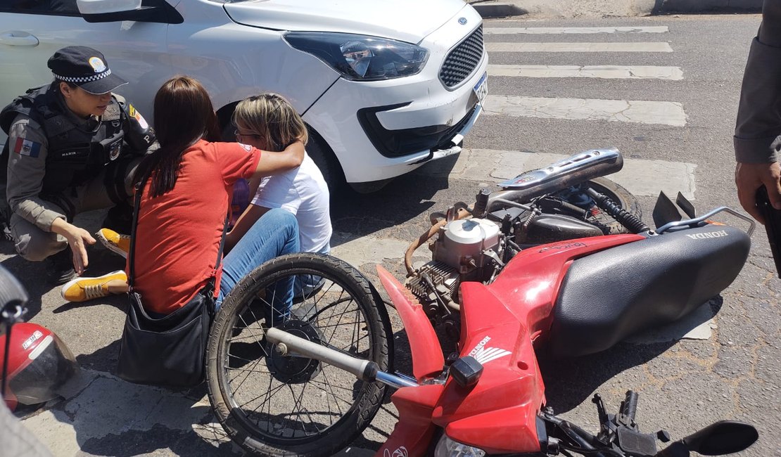 Motorista não vê sinal fechar, atinge motocicleta e deixa mulher ferida na AL-220