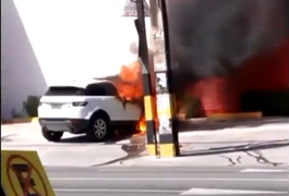 VÍDEO. Veículo é totalmente destruído por fogo, em estacionamento de farmácia