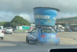 VÍDEO: Caixa d'água é transportada em cima de Ford Ka no trânsito de Arapiraca
