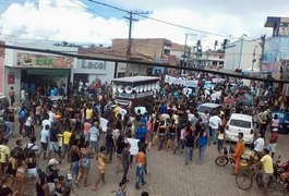 População faz protesto contra violência em Lagoa da Canoa, AL