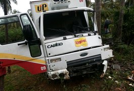 Caminhão baú se envolve em acidente na curva da morte da AL 101