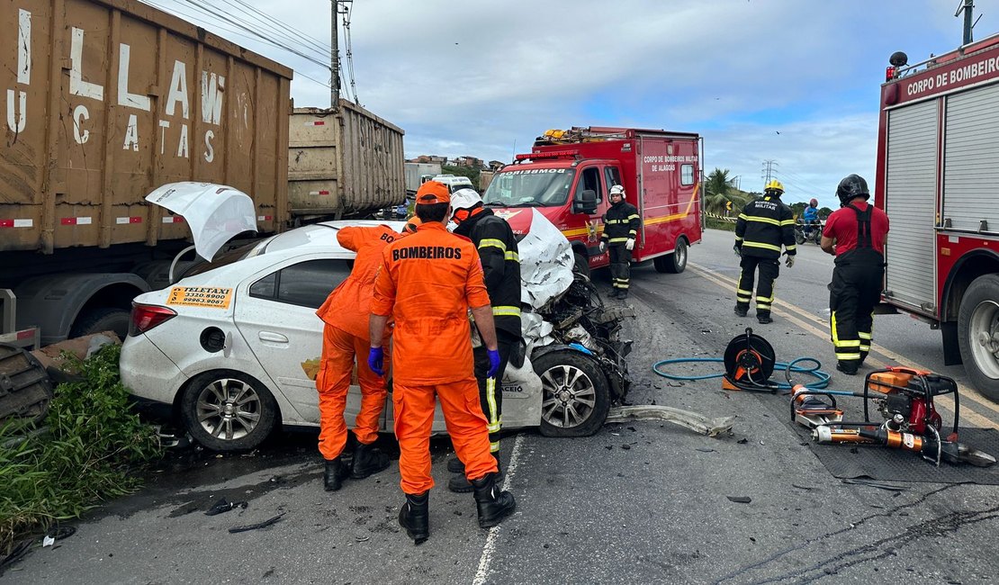 Taxista morre após grave acidente com caminhão em rodovia de Alagoas