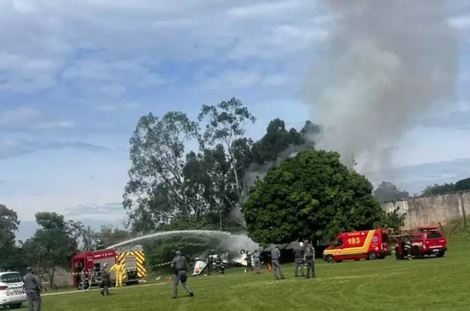 Avião cai logo após decolagem e mata duas pessoas no interior de São Paulo