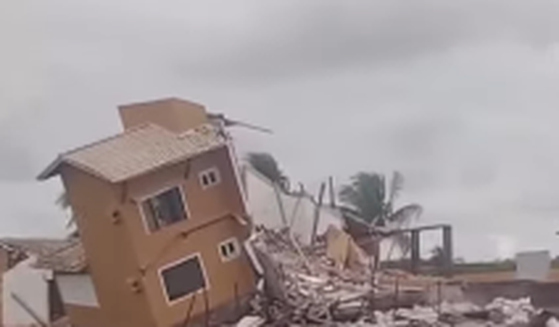 VÍDEO: Casa não suporta força do mar e desaba em praia do litoral sergipano