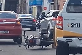 Passageira fica ferida após acidente entre mototáxi e carro no Centro de Arapiraca