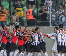 Atlético Mineiro vence o Santos e afasta Corinthians do G4