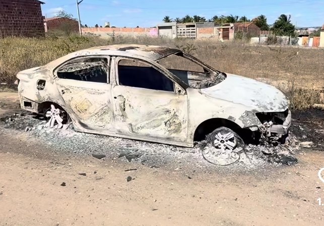 Homens armados se passam por policiais, invadem oficina e incendeiam veículo em Delmiro Gouveia