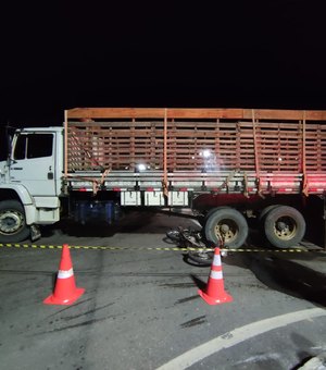 Jovem de 19 anos morre atropelado por caminhão ao realizar retorno na AL-220, em Campo Alegre