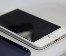 Apple é processada após admitir que 'desacelera' iPhones velhos por bateria