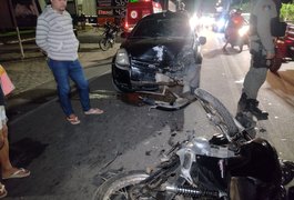 Colisão entre carro e moto deixa idoso gravemente ferido na AL-115, em Arapiraca