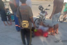 Condutor é socorrido após ficar imprensado durante colisão entre carro e moto em Arapiraca