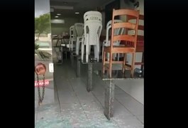Vídeo. Restaurante tem vidros quebrados e é furtado no Sertão alagoano