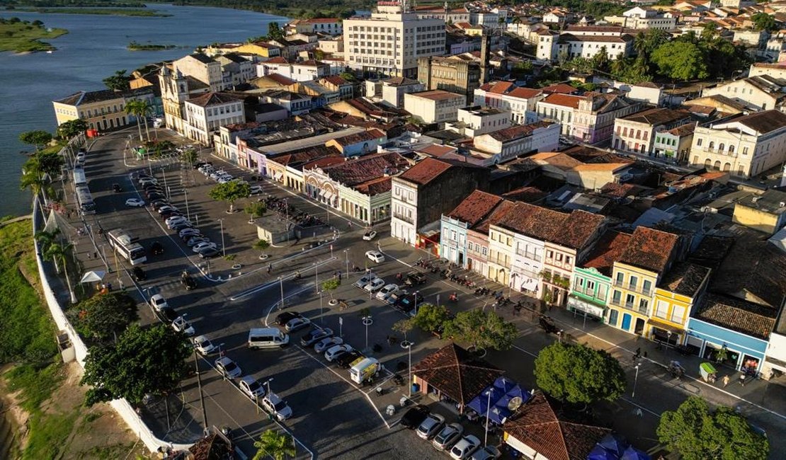 Colisão entre motocicleta e ônibus deixa pessoa ferida em Penedo