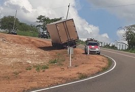 Populares saqueiam carga de produtos de limpeza de caminhão tombado na AL-220