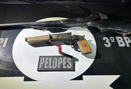 PM prende homem ao flagrá-lo com espingardas em residência no bairro Senador Nilo Coelho