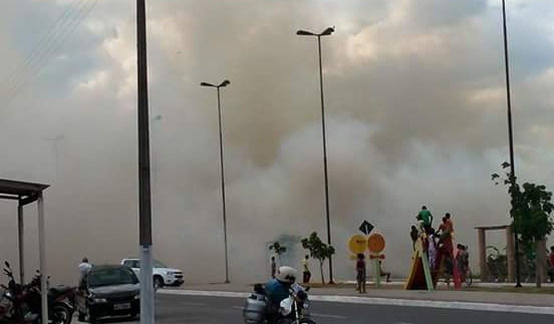 Corpo de Bombeiros controla incêndio no Bosque das Arapiracas