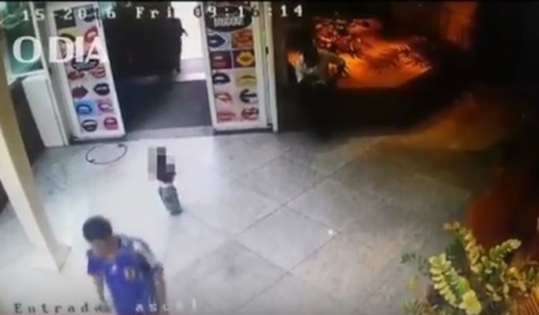 Vídeo registra momento em que casal abandona criança de 2 anos em shopping