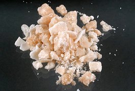 Polícia flagra dupla quebrando pedras de crack para comercialização em Arapiraca