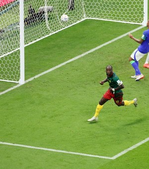 Brasil perde para Camarões por 1 a 0, mas termina em 1º no grupo e enfrenta a Coreia do Sul nas oitavas