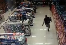 Vídeo: Policial de folga enfrenta assaltantes com o filho no colo e mata dois