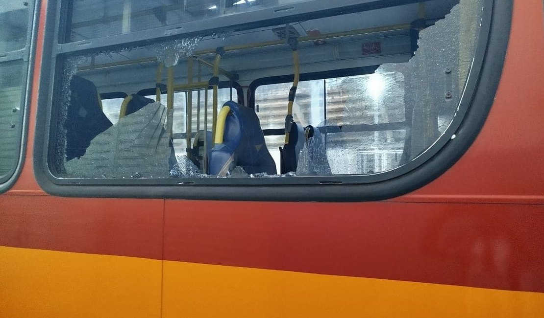 Ônibus com torcedores do Penedense é alvo de atos de vandalismo após partida contra o ASA em Arapiraca