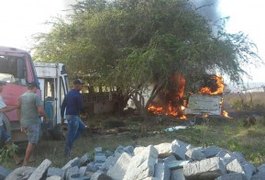 Bombeiros são acionados para conter incêndio a ônibus no Agreste