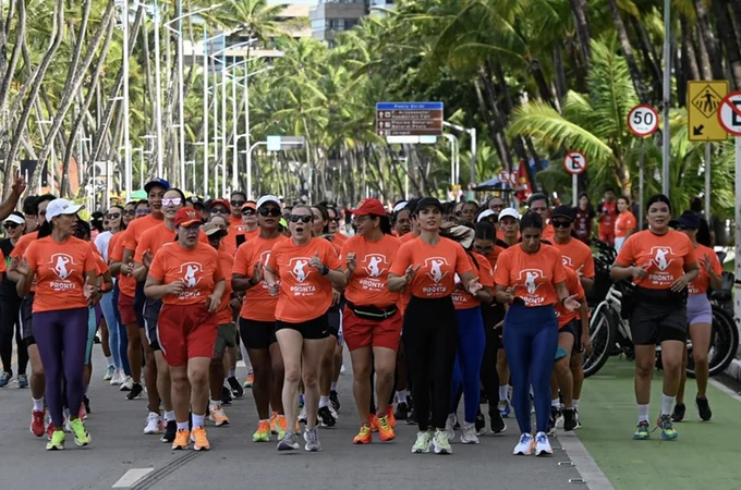 Mulheres das forças de segurança percorrem orla de Maceió para divulgar o programa 'Pronta'