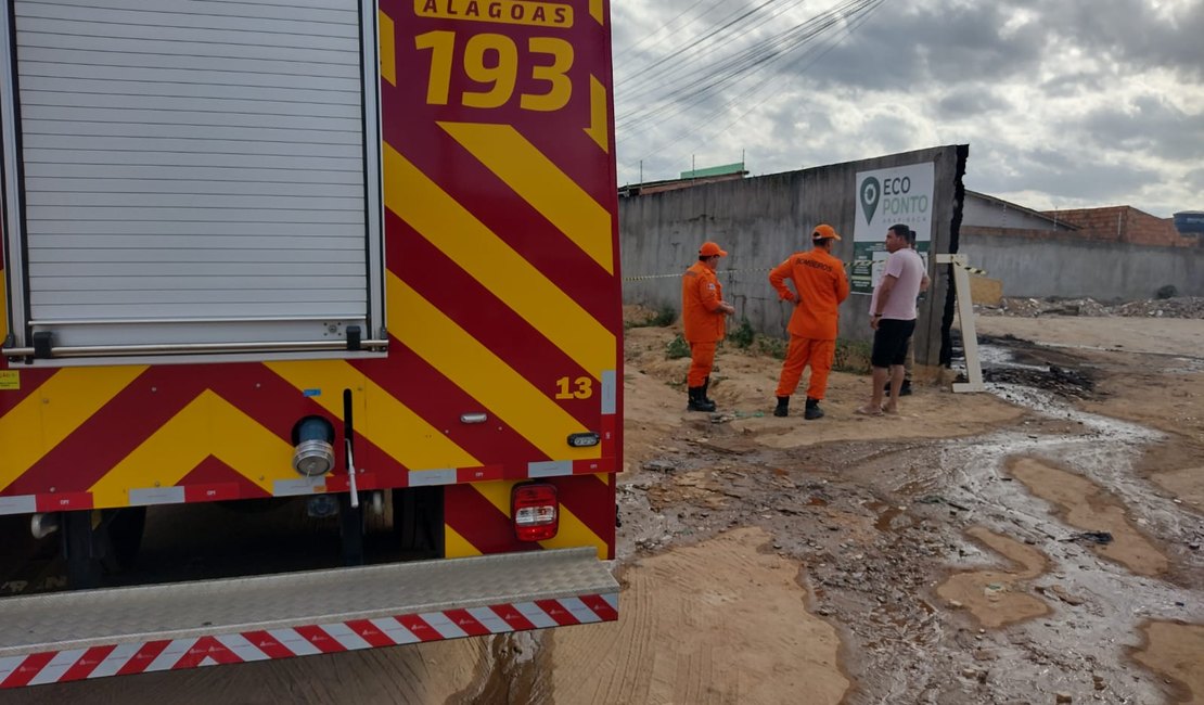 Vídeo. Crianças colocam fogo em pneus e fumaça forte causa incomodo em populares, em Arapiraca