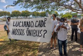 Vídeo. Sem transporte, estudantes do Ifal realizam protesto na Prefeitura de Arapiraca