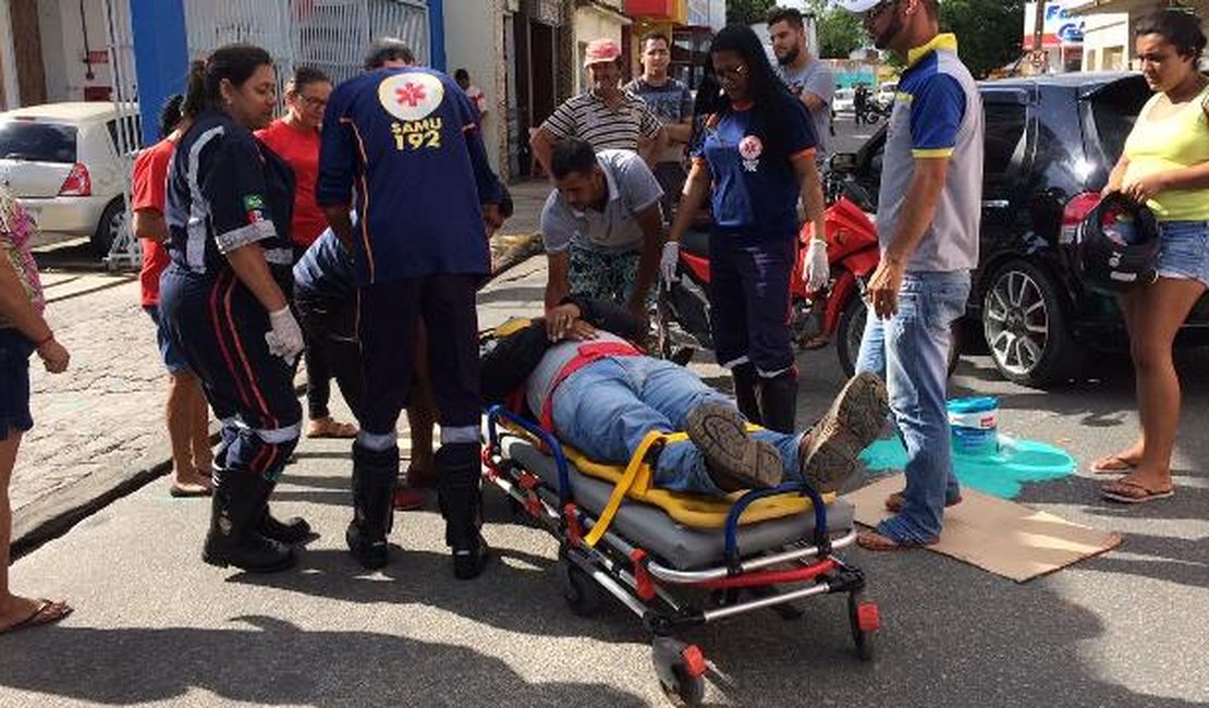 Vídeo: Colisão entre moto e carro deixa motociclista ferido no Centro de Arapiraca