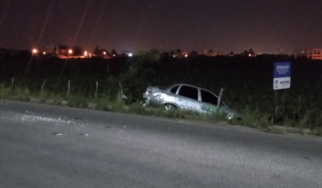 ﻿﻿Táxi roda na pista e cai em ribanceira após colisão com outro veículo na AL 220, em Arapiraca