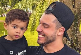 Léo, filho de Murilo Huff e Marília Mendonça, encanta ao surgir cantando música do pai