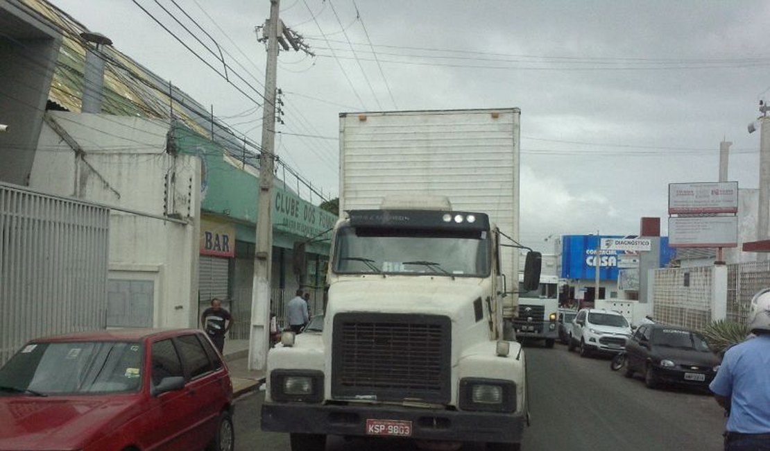 Carreta derruba fiação e deixa trânsito lento no Centro de Arapiraca