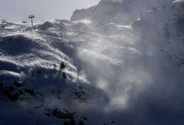 Avalanche atinge esquiadores em estação de esqui na França