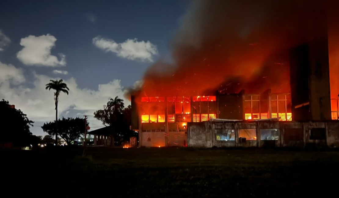 Incêndio atinge prédio da UFPE na noite desta quarta-feira (7)
