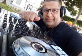 Shopping inicia temporada com DJ tocando sucessos dos anos 80