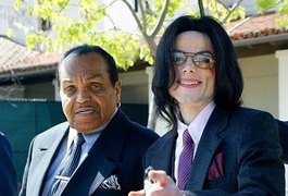 Livro revela que Michael Jackson fez cirurgias plásticas para não ficar parecido com o pai