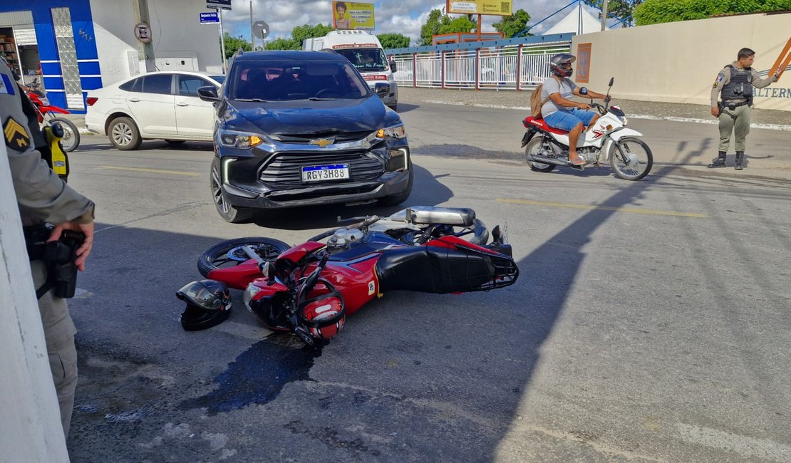 Colisão frontal em cruzamento deixa motociclista ferido em Arapiraca