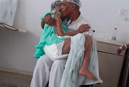 Imagem de maqueiro embalando idosa de 86 anos viraliza e comove internautas